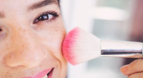 La quête du teint parfait se poursuit avec la tendance "pomegranate makeup"