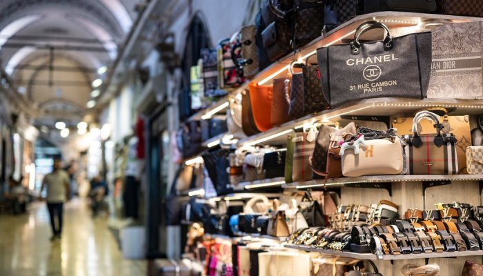 Noyé sous la contrefaçon, le Grand Bazar d'Istanbul craint de perdre son âme