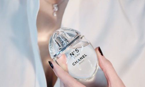 Chanel redesigns the bottle of N°5 L'Eau, for a limited edition